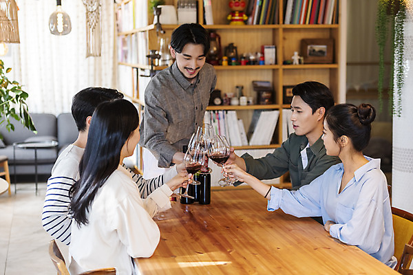 포토 JPG 여자 남자 문화 와인잔 문화예술 실내 들기 여러명 상반신 20대 성인 취미 앞모습 옆모습 30대 와인 모임 한국인 즐거움 건배 주말 술자리 대여 동호회 시음 클래스 성인만 워라밸 국내포토 감정 뷰포인트 다수 술잔 모션 주류 사람 동양인 청년 내부 장년 신조어 파일형식