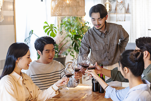 포토 JPG 여자 남자 문화 와인잔 문화예술 실내 들기 여러명 상반신 20대 성인 취미 앞모습 옆모습 30대 와인 모임 한국인 즐거움 건배 주말 술자리 대여 동호회 시음 클래스 성인만 워라밸 국내포토 감정 뷰포인트 다수 술잔 모션 주류 사람 동양인 청년 내부 장년 신조어 파일형식