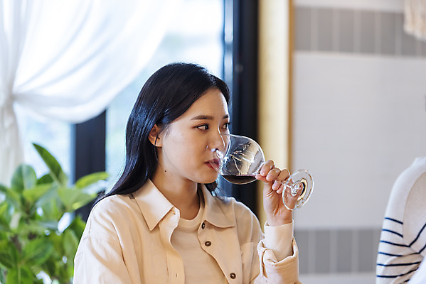 포토 JPG 여자 남자 문화 와인잔 문화예술 실내 들기 상반신 20대 성인 취미 두명 옆모습 와인 모임 한국인 마시기 즐거움 주말 술자리 대여 동호회 시음 클래스 성인만 워라밸 국내포토 감정 뷰포인트 술잔 모션 주류 사람 동양인 청년 내부 신조어 파일형식