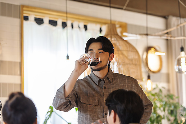 포토 JPG 여자 남자 문화 와인잔 문화예술 실내 여러명 상반신 20대 성인 취미 앞모습 30대 와인 모임 한국인 마시기 즐거움 주말 술자리 대여 동호회 시음 클래스 성인만 워라밸 국내포토 감정 뷰포인트 다수 술잔 모션 주류 사람 동양인 청년 내부 장년 신조어 파일형식