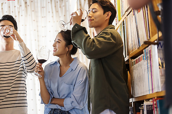 포토 JPG 여자 남자 문화 와인잔 문화예술 실내 미소 들기 여러명 상반신 20대 성인 취미 앞모습 옆모습 30대 와인 모임 한국인 마시기 즐거움 주말 술자리 대여 동호회 시음 클래스 성인만 워라밸 국내포토 감정 뷰포인트 다수 술잔 모션 주류 표정 사람 동양인 청년 내부 장년 신조어 파일형식