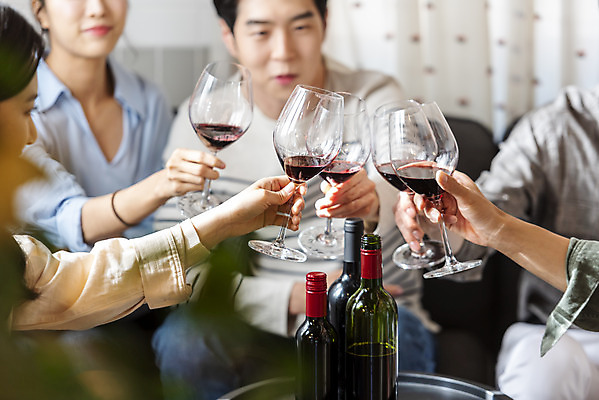 포토 JPG 여자 남자 문화 와인잔 문화예술 실내 들기 여러명 상반신 20대 성인 취미 앞모습 옆모습 30대 와인 모임 한국인 즐거움 건배 주말 술자리 대여 동호회 시음 클래스 성인만 워라밸 국내포토 감정 뷰포인트 다수 술잔 모션 주류 사람 동양인 청년 내부 장년 신조어 파일형식