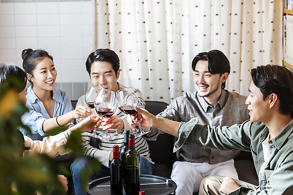 포토 JPG 여자 남자 문화 와인잔 문화예술 실내 들기 여러명 상반신 20대 성인 취미 앞모습 옆모습 30대 와인 모임 한국인 즐거움 건배 주말 술자리 대여 동호회 시음 클래스 성인만 워라밸 국내포토 감정 뷰포인트 다수 술잔 모션 주류 사람 동양인 청년 내부 장년 신조어 파일형식