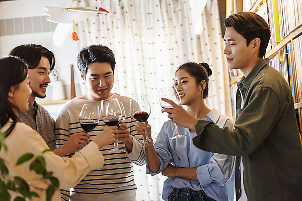 포토 JPG 여자 남자 문화 와인잔 문화예술 실내 미소 들기 여러명 상반신 20대 성인 취미 앞모습 옆모습 30대 와인 모임 한국인 즐거움 주말 술자리 대여 동호회 시음 클래스 성인만 워라밸 국내포토 감정 뷰포인트 다수 술잔 모션 주류 표정 사람 동양인 청년 내부 장년 신조어 파일형식