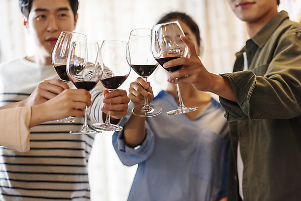 포토 JPG 여자 남자 문화 와인잔 문화예술 실내 들기 여러명 상반신 20대 성인 취미 앞모습 옆모습 30대 와인 모임 한국인 즐거움 건배 주말 술자리 대여 동호회 시음 클래스 성인만 워라밸 국내포토 감정 뷰포인트 다수 술잔 모션 주류 사람 동양인 청년 내부 장년 신조어 파일형식