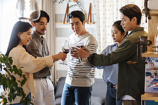 포토 JPG 여자 남자 문화 와인잔 문화예술 실내 미소 들기 여러명 상반신 20대 성인 취미 앞모습 옆모습 30대 와인 모임 한국인 즐거움 주말 술자리 대여 동호회 시음 클래스 성인만 워라밸 국내포토 감정 뷰포인트 다수 술잔 모션 주류 표정 사람 동양인 청년 내부 장년 신조어 파일형식