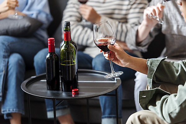 포토 JPG 여자 남자 문화 와인잔 문화예술 실내 들기 여러명 상반신 20대 성인 취미 앞모습 옆모습 30대 와인 모임 한국인 즐거움 주말 술자리 대여 동호회 시음 클래스 성인만 워라밸 국내포토 감정 뷰포인트 다수 술잔 모션 주류 사람 동양인 청년 내부 장년 신조어 파일형식