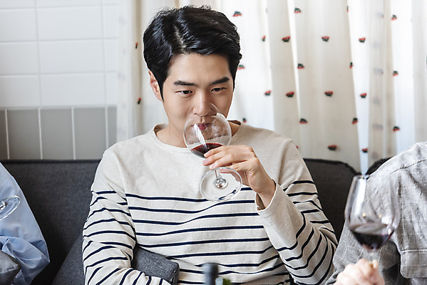 포토 JPG 남자 문화 와인잔 문화예술 실내 한명 들기 상반신 20대 성인 취미 앞모습 와인 모임 한국인 마시기 즐거움 주말 술자리 대여 동호회 시음 클래스 성인남자한명만 워라밸 국내포토 1 감정 뷰포인트 술잔 모션 주류 사람 동양인 청년 내부 신조어 남자한명만 성인남자만 파일형식