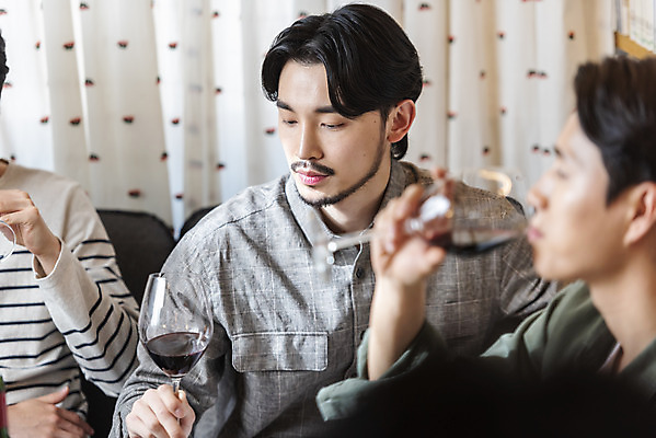 포토 JPG 남자 문화 와인잔 문화예술 실내 들기 상반신 20대 성인 취미 앞모습 옆모습 세명 30대 와인 모임 한국인 마시기 즐거움 주말 술자리 대여 동호회 시음 클래스 성인남자만 성인만 워라밸 국내포토 감정 뷰포인트 술잔 모션 주류 사람 동양인 청년 내부 장년 신조어 남자만 파일형식