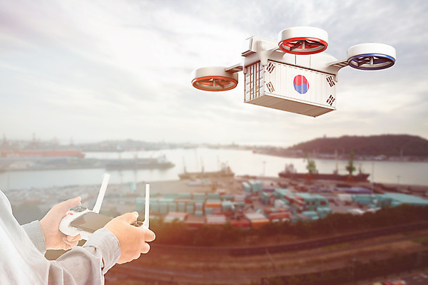 PSD 편집이미지 손 한명 들기 사람 신체부위 경제 3D소스 3D 항구 운전 운송업 운반 리모컨 컨테이너 배송 입체 디지털합성 오브젝트 무역 물류 드론 조종장치 편집소스 비대면서비스 디지털뉴딜 모빌리티 이미지편집 편집3D 1 산업 교통수단 교통시설 모션 장비 서비스 파일형식 뉴딜정책 언택트