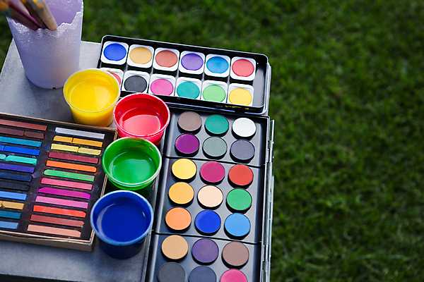 포토 JPG 해외이미지 탁자 잔디 사람없음 물감 미술도구 팔레트 파스텔 해외202007 해외포토 식물 가구 학용품 오브젝트 파일형식