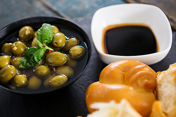 포토 JPG 해외이미지 접시 빵 조각 사람없음 올리브 피클 올리브절임 해외202007 해외포토 식기 열매 음식 절임 파일형식