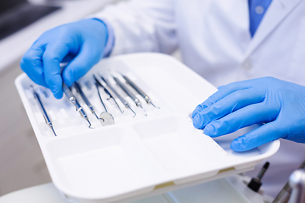 포토 JPG 해외이미지 남자 치과 병원 한명 앉기 상반신 성인 치과의사 치과용품 치과진료 성인남자한명만 해외202007 해외포토 1 의학 모션 사람 진료 의사 의료용품 남자한명만 성인남자만 파일형식