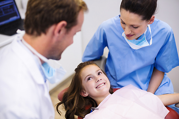 포토 JPG 해외이미지 여자 남자 어린이 치과 병원 미소 앉기 소녀 상반신 성인 세명 환자 치과진료 해외202007 해외포토 의학 모션 표정 사람 진료 파일형식