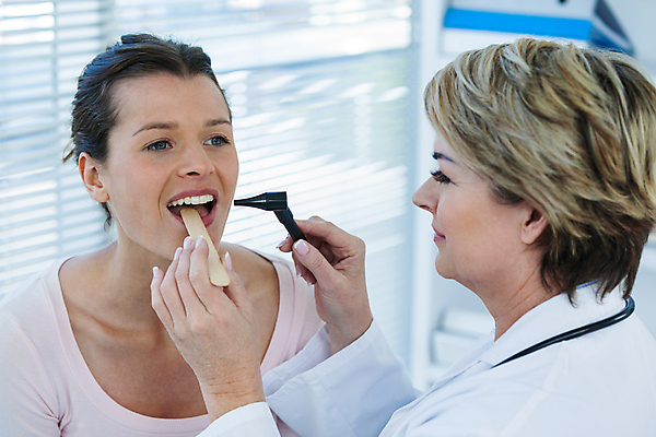 포토 JPG 해외이미지 여자 치과 병원 앉기 상반신 성인 두명 환자 의사 치과진료 성인여자만 해외202007 해외포토 의학 모션 사람 진료 의료진 여자만 성인만 파일형식