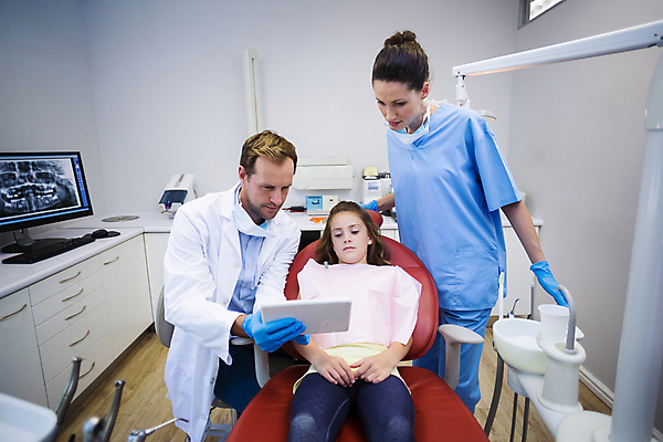 포토 JPG 해외이미지 여자 남자 어린이 치과 병원 앉기 상반신 성인 세명 환자 보여주기 치과진료 해외202007 해외포토 의학 모션 사람 진료 파일형식