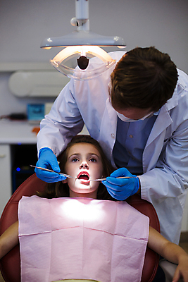 포토 JPG 해외이미지 여자 남자 어린이 치과 병원 들기 앉기 상반신 성인 두명 환자 도구 치과의사 치과진료 해외202007 해외포토 의학 모션 사람 진료 의사 파일형식