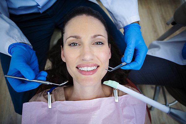 포토 JPG 해외이미지 여자 치과 병원 한명 앉기 상반신 성인 환자 도구 치과의사 치과진료 성인여자한명만 해외202007 해외포토 1 의학 모션 사람 진료 의사 여자한명만 성인여자만 파일형식