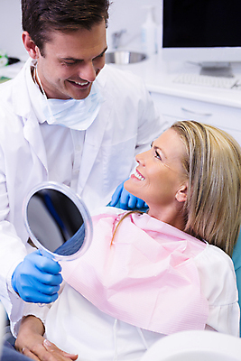 포토 JPG 해외이미지 여자 남자 치과 병원 앉기 상반신 성인 두명 거울 환자 치과의사 보여주기 치과진료 성인만 해외202007 해외포토 의학 모션 사람 진료 의사 파일형식