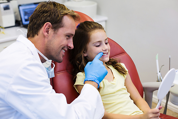 포토 JPG 해외이미지 응시 여자 남자 어린이 치과 병원 미소 앉기 소녀 상반신 성인 두명 거울 환자 치과의사 치과진료 해외202007 해외포토 시선 의학 모션 표정 사람 진료 의사 파일형식