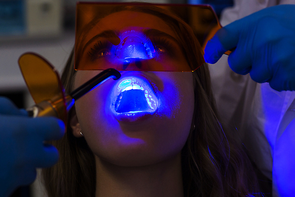 포토 JPG 해외이미지 손 여자 치과 병원 한명 들기 앉기 상반신 성인 신체부위 치료 빛 환자 치과용품 치과진료 성인여자한명만 해외202007 해외포토 1 의학 모션 사람 진료 의료용품 여자한명만 성인여자만 파일형식