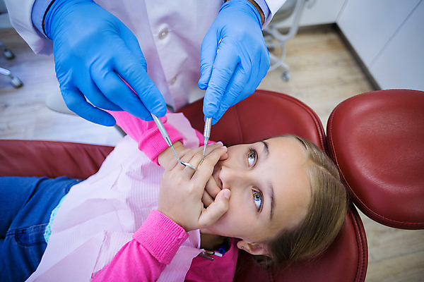 포토 JPG 해외이미지 손 여자 어린이 치과 병원 한명 앉기 상반신 신체부위 환자 무서움 입가림 치과진료 소녀한명만 해외202007 해외포토 1 감정 의학 모션 사람 진료 가림 여자한명만 소녀만 파일형식