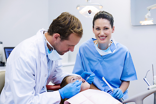 포토 JPG 해외이미지 여자 남자 어린이 치과 병원 앉기 상반신 성인 세명 환자 도구 치과진료 해외202007 해외포토 의학 모션 사람 진료 파일형식