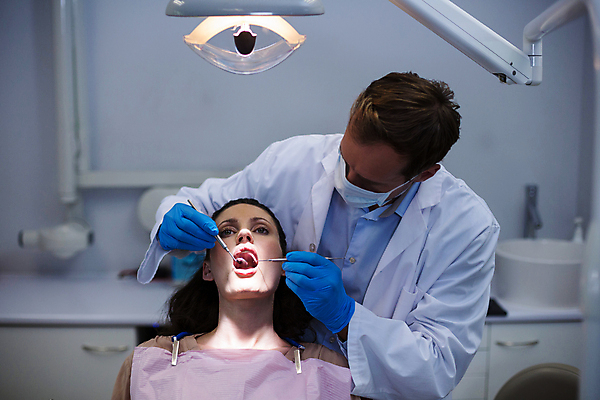 포토 JPG 해외이미지 여자 남자 치과 병원 앉기 상반신 성인 두명 환자 도구 치과의사 치과진료 성인만 해외202007 해외포토 의학 모션 사람 진료 의사 파일형식