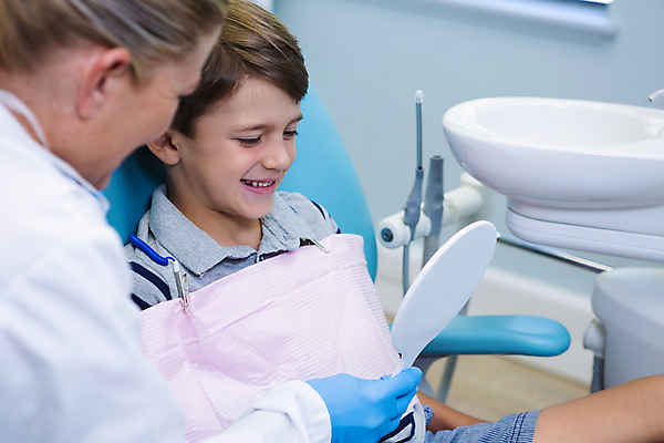 포토 JPG 해외이미지 여자 남자 어린이 치과 병원 들기 앉기 소년 상반신 성인 두명 거울 치과의사 보여주기 치과진료 해외202007 해외포토 의학 모션 사람 진료 의사 파일형식