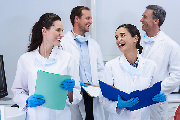 포토 JPG 해외이미지 남자 치과 병원 앉기 상반신 성인 치과진료 성인만 해외202007 해외포토 의학 모션 사람 진료 파일형식