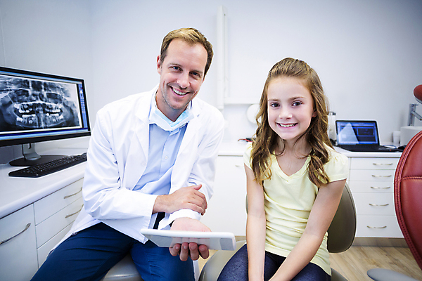 포토 JPG 해외이미지 여자 남자 어린이 치과 병원 미소 앉기 소녀 상반신 성인 두명 환자 치과의사 치과진료 해외202007 해외포토 의학 모션 표정 사람 진료 의사 파일형식