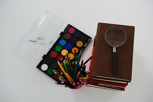 포토 JPG 해외이미지 돋보기 사람없음 책 연필 물감 미술도구 팔레트 해외202007 해외포토 학용품 필기구 오브젝트 파일형식