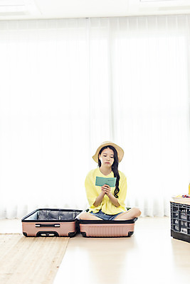 포토 JPG 여자 여행 거실 휴가 실내 한명 들기 앉기 상반신 20대 성인 앞모습 바캉스 캐리어 여행가방 한국인 슬픔 여권 아쉬움 성인여자한명만 사회적거리두기 홈캉스 국내포토 1 감정 캠페인 뷰포인트 가방 모션 휴식 사람 동양인 청년 내부 힐링 여자한명만 성인여자만 파일형식