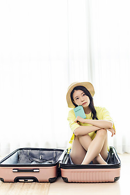포토 JPG 전신 여자 여행 거실 휴가 실내 한명 들기 앉기 20대 성인 앞모습 바캉스 캐리어 여행가방 한국인 슬픔 여권 아쉬움 성인여자한명만 사회적거리두기 홈캉스 국내포토 1 감정 캠페인 뷰포인트 가방 모션 휴식 사람 동양인 청년 내부 힐링 여자한명만 성인여자만 파일형식
