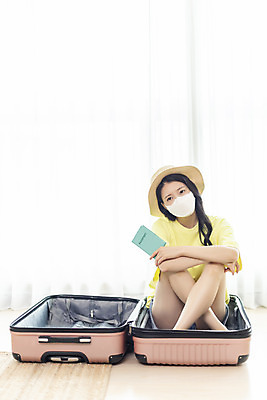 포토 JPG 전신 여자 여행 거실 휴가 실내 마스크 한명 들기 앉기 20대 성인 앞모습 바캉스 캐리어 여행가방 한국인 슬픔 여권 아쉬움 성인여자한명만 사회적거리두기 홈캉스 국내포토 1 감정 캠페인 뷰포인트 가방 모션 휴식 사람 동양인 청년 내부 힐링 여자한명만 성인여자만 파일형식