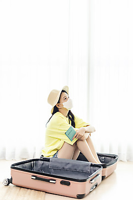 포토 JPG 전신 여자 여행 거실 휴가 실내 마스크 한명 들기 앉기 20대 성인 옆모습 바캉스 캐리어 여행가방 한국인 슬픔 여권 아쉬움 성인여자한명만 사회적거리두기 홈캉스 국내포토 1 감정 캠페인 뷰포인트 가방 모션 휴식 사람 동양인 청년 내부 힐링 여자한명만 성인여자만 파일형식