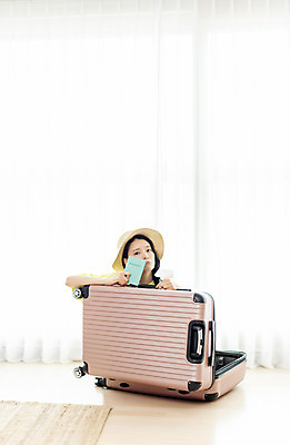 포토 JPG 여자 여행 거실 휴가 실내 한명 들기 앉기 상반신 20대 성인 앞모습 바캉스 캐리어 여행가방 한국인 슬픔 여권 아쉬움 성인여자한명만 사회적거리두기 홈캉스 국내포토 1 감정 캠페인 뷰포인트 가방 모션 휴식 사람 동양인 청년 내부 힐링 여자한명만 성인여자만 파일형식