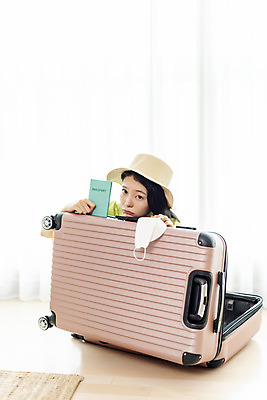 포토 JPG 여자 여행 거실 휴가 실내 한명 앉기 상반신 20대 성인 앞모습 바캉스 캐리어 여행가방 한국인 슬픔 여권 아쉬움 성인여자한명만 사회적거리두기 홈캉스 국내포토 1 감정 캠페인 뷰포인트 가방 모션 휴식 사람 동양인 청년 내부 힐링 여자한명만 성인여자만 파일형식