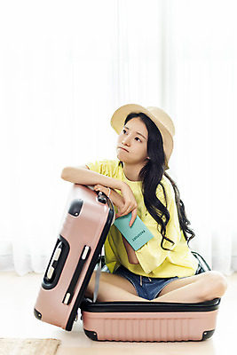 포토 JPG 전신 여자 여행 거실 휴가 실내 한명 들기 앉기 20대 성인 앞모습 바캉스 캐리어 여행가방 한국인 슬픔 여권 아쉬움 성인여자한명만 코로나바이러스 사회적거리두기 홈캉스 국내포토 1 감정 캠페인 뷰포인트 가방 모션 휴식 사람 동양인 청년 내부 바이러스 힐링 여자한명만 성인여자만 파일형식