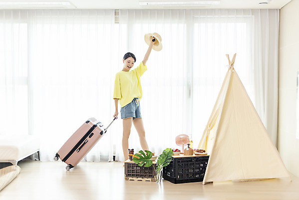 포토 JPG 전신 모자 여자 여유 여행 거실 휴가 실내 텐트 한명 20대 성인 옆모습 여름휴가 바캉스 캐리어 여행가방 캠핑 한국인 즐거움 힐링 성인여자한명만 사회적거리두기 홈캉스 레이어드홈 캠핑박스 홈캠핑 국내포토 1 잡화 감정 캠페인 뷰포인트 가방 레저 휴식 캠핑도구 사람 동양인 청년 내부 여자한명만 성인여자만 파일형식 여름_계절