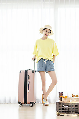 포토 JPG 전신 모자 여자 여유 여행 거실 휴가 실내 한명 20대 성인 앞모습 여름휴가 바캉스 캐리어 여행가방 한국인 즐거움 힐링 성인여자한명만 사회적거리두기 홈캉스 캠핑박스 국내포토 1 잡화 감정 캠페인 뷰포인트 가방 휴식 캠핑도구 사람 동양인 청년 내부 여자한명만 성인여자만 파일형식 여름_계절