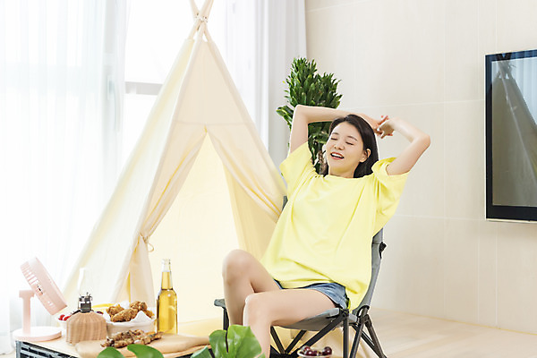 포토 JPG 여자 여유 음식 여행 거실 휴가 맥주 주류 실내 한명 상반신 20대 성인 앞모습 여름휴가 바캉스 한국인 안주 즐거움 힐링 성인여자한명만 사회적거리두기 홈캉스 레이어드홈 홈캠핑 국내포토 1 감정 음료 캠페인 뷰포인트 휴식 사람 동양인 청년 내부 캠핑 여자한명만 성인여자만 파일형식 여름_계절