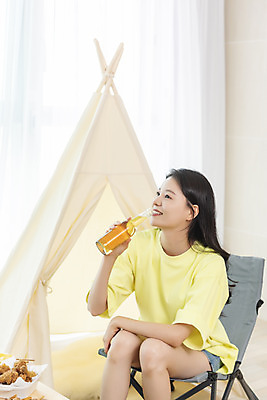 포토 JPG 여자 여유 음식 여행 거실 휴가 맥주 주류 실내 한명 상반신 20대 성인 옆모습 여름휴가 바캉스 한국인 안주 즐거움 힐링 성인여자한명만 사회적거리두기 홈캉스 레이어드홈 홈캠핑 국내포토 1 감정 음료 캠페인 뷰포인트 휴식 사람 동양인 청년 내부 캠핑 여자한명만 성인여자만 파일형식 여름_계절