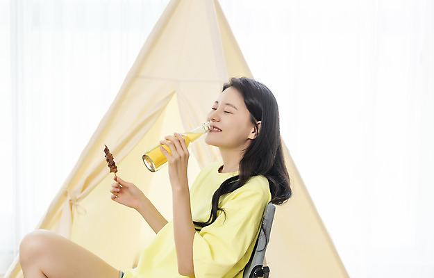 포토 JPG 여자 여유 음식 여행 거실 휴가 맥주 주류 실내 한명 상반신 20대 성인 옆모습 여름휴가 바캉스 한국인 안주 즐거움 힐링 성인여자한명만 사회적거리두기 홈캉스 레이어드홈 홈캠핑 국내포토 1 감정 음료 캠페인 뷰포인트 휴식 사람 동양인 청년 내부 캠핑 여자한명만 성인여자만 파일형식 여름_계절