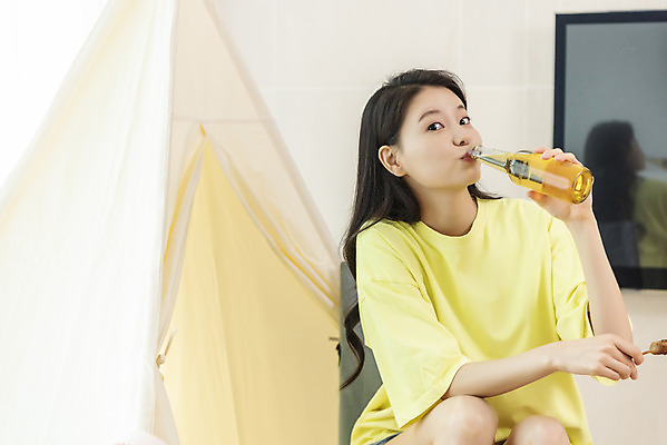 포토 JPG 여자 여유 음식 여행 거실 휴가 맥주 주류 실내 한명 상반신 20대 성인 앞모습 여름휴가 바캉스 한국인 안주 즐거움 힐링 성인여자한명만 사회적거리두기 홈캉스 레이어드홈 홈캠핑 국내포토 1 감정 음료 캠페인 뷰포인트 휴식 사람 동양인 청년 내부 캠핑 여자한명만 성인여자만 파일형식 여름_계절
