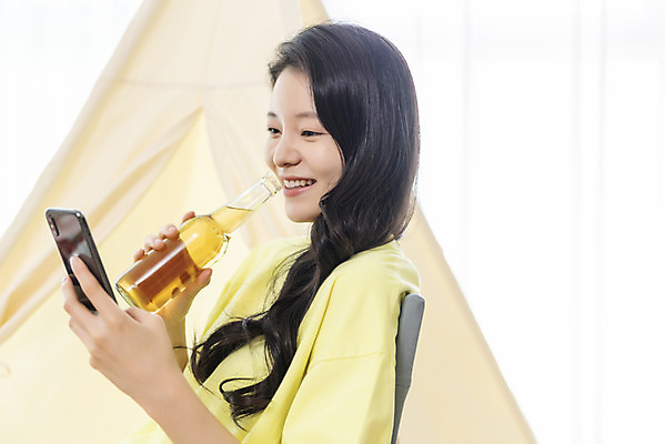 포토 JPG 여자 여유 음식 여행 거실 휴가 맥주 주류 실내 한명 미소 들기 상반신 20대 성인 옆모습 여름휴가 바캉스 스마트폰 한국인 안주 즐거움 힐링 성인여자한명만 사회적거리두기 홈캉스 레이어드홈 홈캠핑 국내포토 1 감정 음료 캠페인 뷰포인트 모션 휴식 표정 사람 동양인 청년 내부 핸드폰 스마트기기 캠핑 여자한명만 성인여자만 파일형식 여름_계절