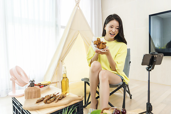 포토 JPG 전신 여자 여유 음식 여행 거실 휴가 맥주 주류 실내 한명 미소 20대 성인 앞모습 여름휴가 바캉스 스마트폰 치킨 한국인 셀프카메라 안주 즐거움 힐링 소셜네트워크 영상통화 성인여자한명만 먹방 사회적거리두기 홈캉스 레이어드홈 캠핑박스 홈캠핑 국내포토 1 감정 음료 캠페인 뷰포인트 휴식 표정 캠핑도구 사람 동양인 청년 내부 핸드폰 스마트기기 사진촬영 캠핑 방송 통화 닭고기요리 여자한명만 성인여자만 파일형식 여름_계절