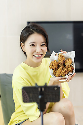 포토 JPG 여자 여유 음식 여행 거실 휴가 맥주 주류 실내 한명 미소 들기 상반신 20대 성인 앞모습 여름휴가 바캉스 스마트폰 치킨 한국인 셀프카메라 안주 즐거움 힐링 소셜네트워크 영상통화 성인여자한명만 먹방 사회적거리두기 홈캉스 국내포토 1 감정 음료 캠페인 뷰포인트 모션 휴식 표정 사람 동양인 청년 내부 핸드폰 스마트기기 사진촬영 방송 통화 닭고기요리 여자한명만 성인여자만 파일형식 여름_계절