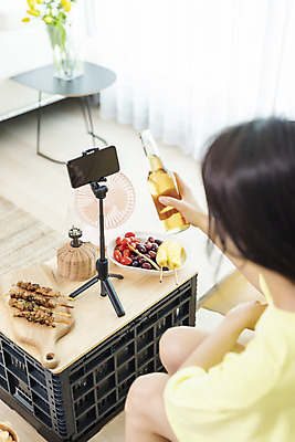 포토 JPG 여자 여유 음식 여행 거실 휴가 맥주 주류 실내 한명 상반신 20대 성인 옆모습 여름휴가 바캉스 스마트폰 한국인 셀프카메라 안주 즐거움 힐링 소셜네트워크 영상통화 성인여자한명만 먹방 사회적거리두기 홈캉스 레이어드홈 캠핑박스 홈캠핑 국내포토 1 감정 음료 캠페인 뷰포인트 휴식 캠핑도구 사람 동양인 청년 내부 핸드폰 스마트기기 사진촬영 캠핑 방송 통화 여자한명만 성인여자만 파일형식 여름_계절