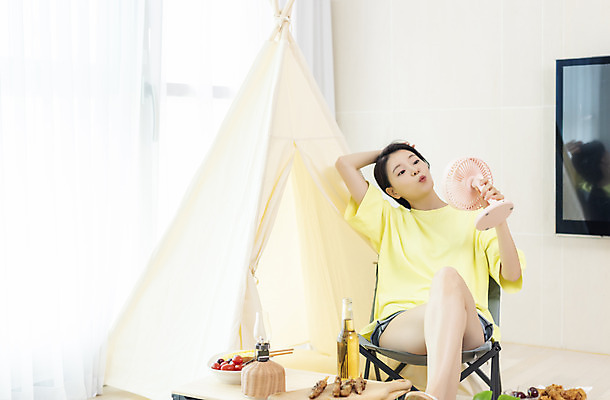 포토 JPG 여자 여유 음식 여행 거실 휴가 휴식 실내 한명 들기 상반신 20대 성인 앞모습 여름휴가 바캉스 한국인 선풍기 시원함 즐거움 힐링 성인여자한명만 사회적거리두기 홈캉스 레이어드홈 홈캠핑 국내포토 1 감정 캠페인 뷰포인트 컨셉 모션 사람 동양인 청년 내부 캠핑 가전제품 여자한명만 성인여자만 파일형식 여름_계절